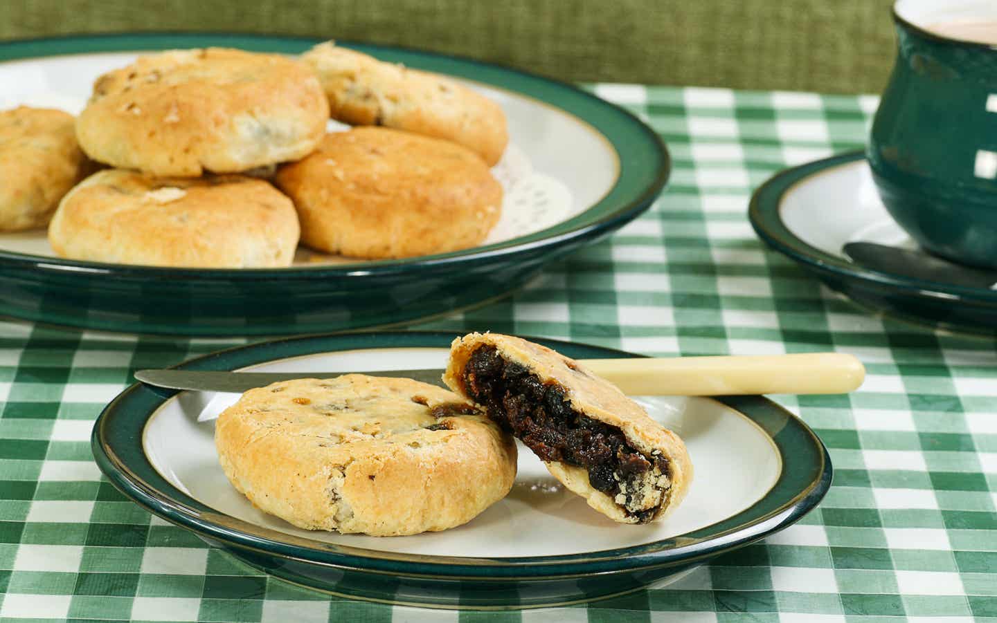 Eccles Cakes stammen aus Manchester – heute erfreuen sie weltweit Süßmäuler Eccles Cakes auf einem Teller