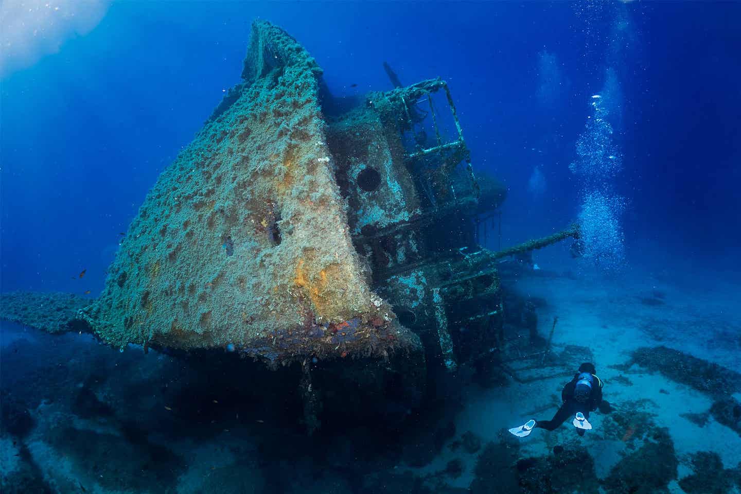 Tauchen Griechenland: Taucher schwimmt an einem Riff