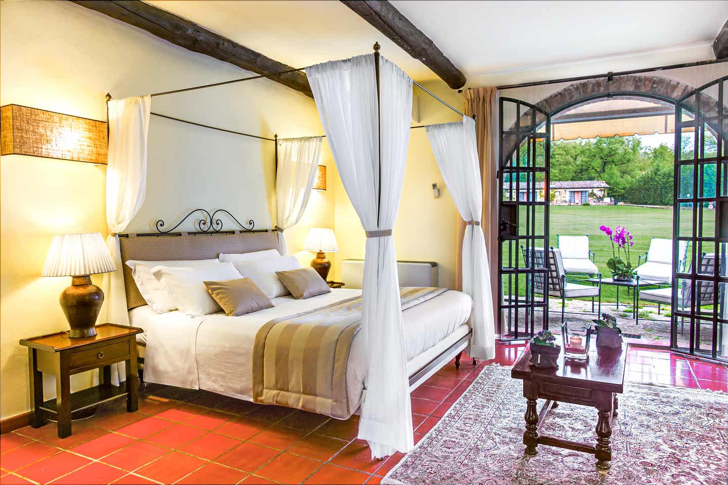 Ein charmant eingerichtetes Zimmer im Borgo San Luigi Hotel in der Toskana