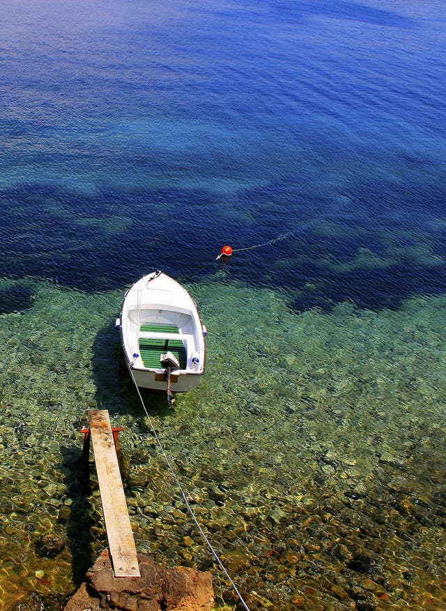 Hotel in Kroatien buchen Boot im Meer in Kroatien