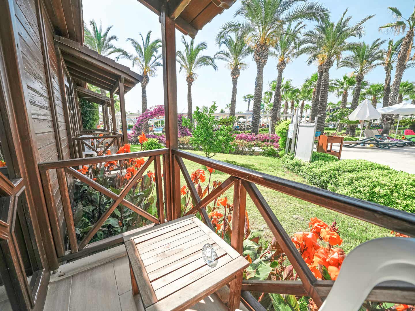 Holzterrasse eines Familienbungalows im Calimera Serra Palace in Kizilot bei Side – ruhige Oase unter Palmen