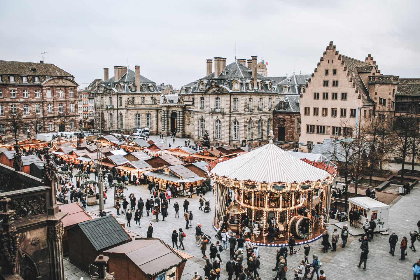 Straßburg Sehenswürdigkeiten: Luftaufnahme vom Weihnachtsmarkt