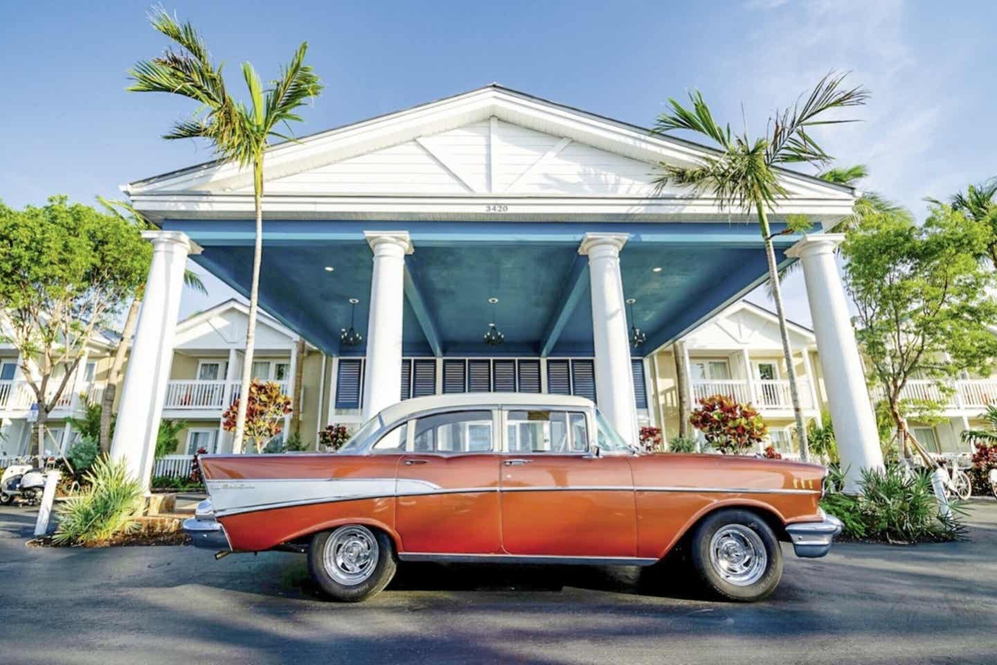 Oldtimer vor dem Eingang des Havana Cabana in Florida Oldtimer vor dem Eingang des Havana Cabana in Florida