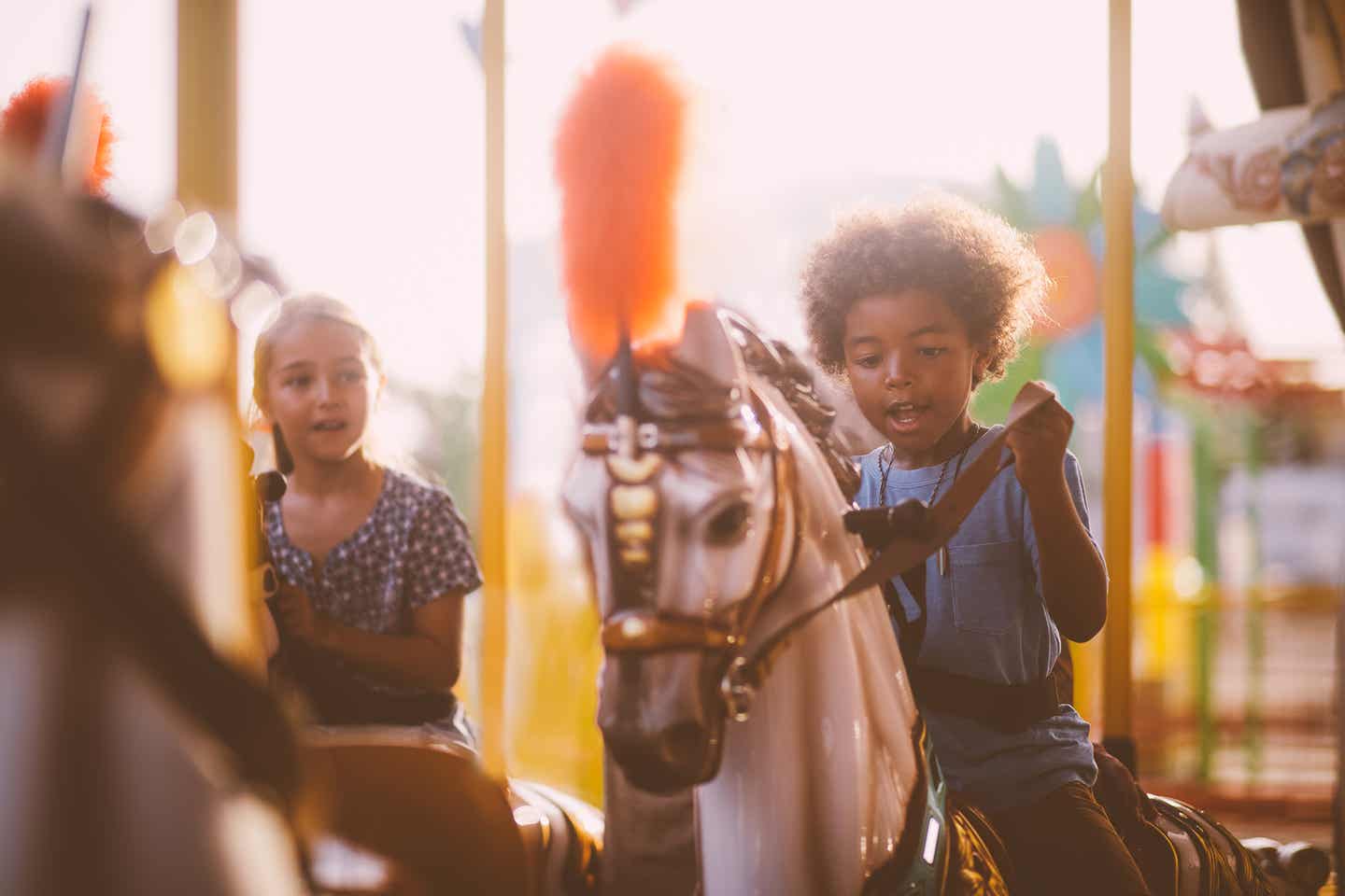 Kinder auf Karussel