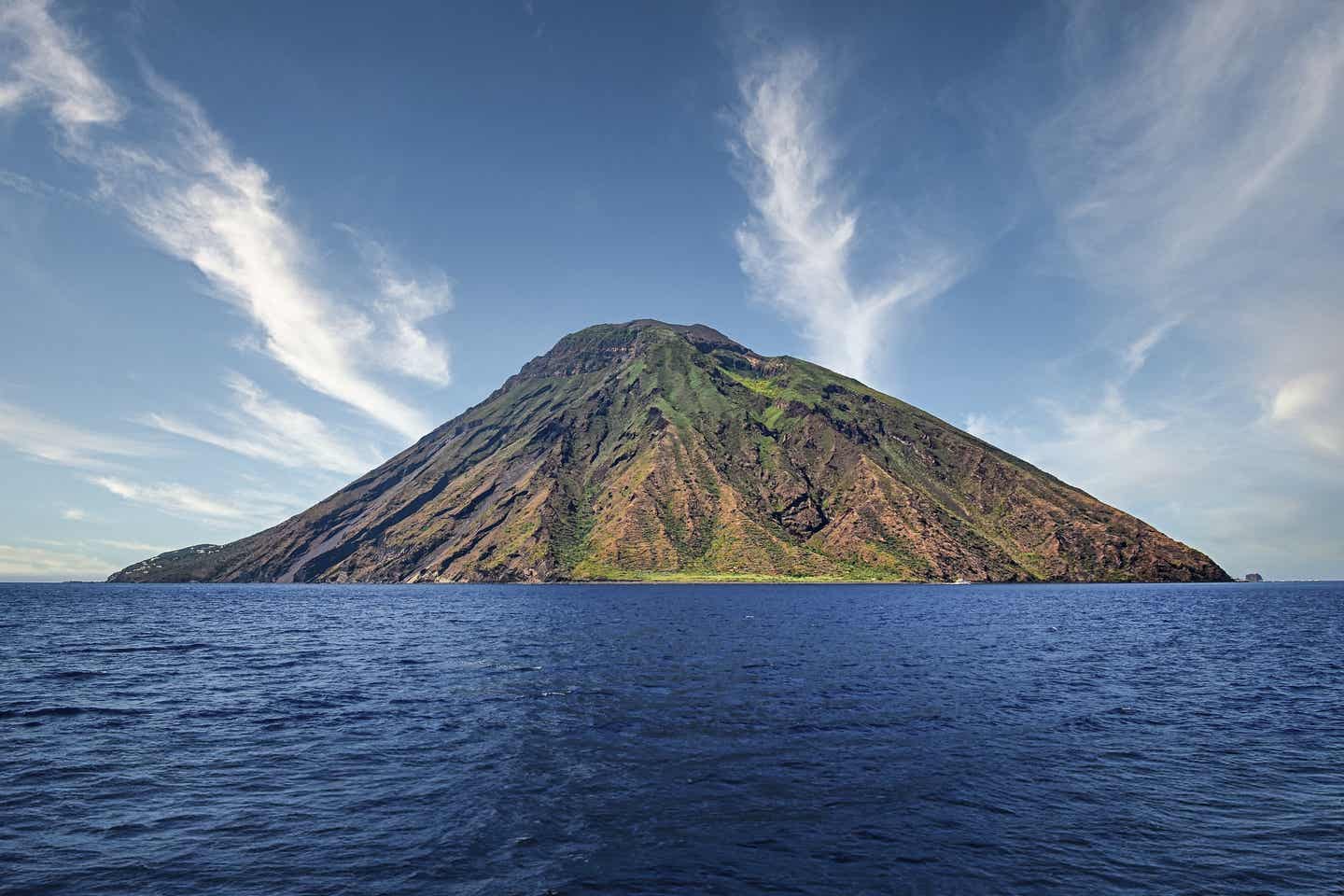 Blick auf die Vulkaninsel Stromboli in Lipari 