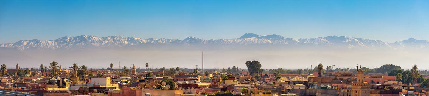 Golfurlaub Marokko – Marrakechs Skyline mit den Atlas Bergen im Hintergrund