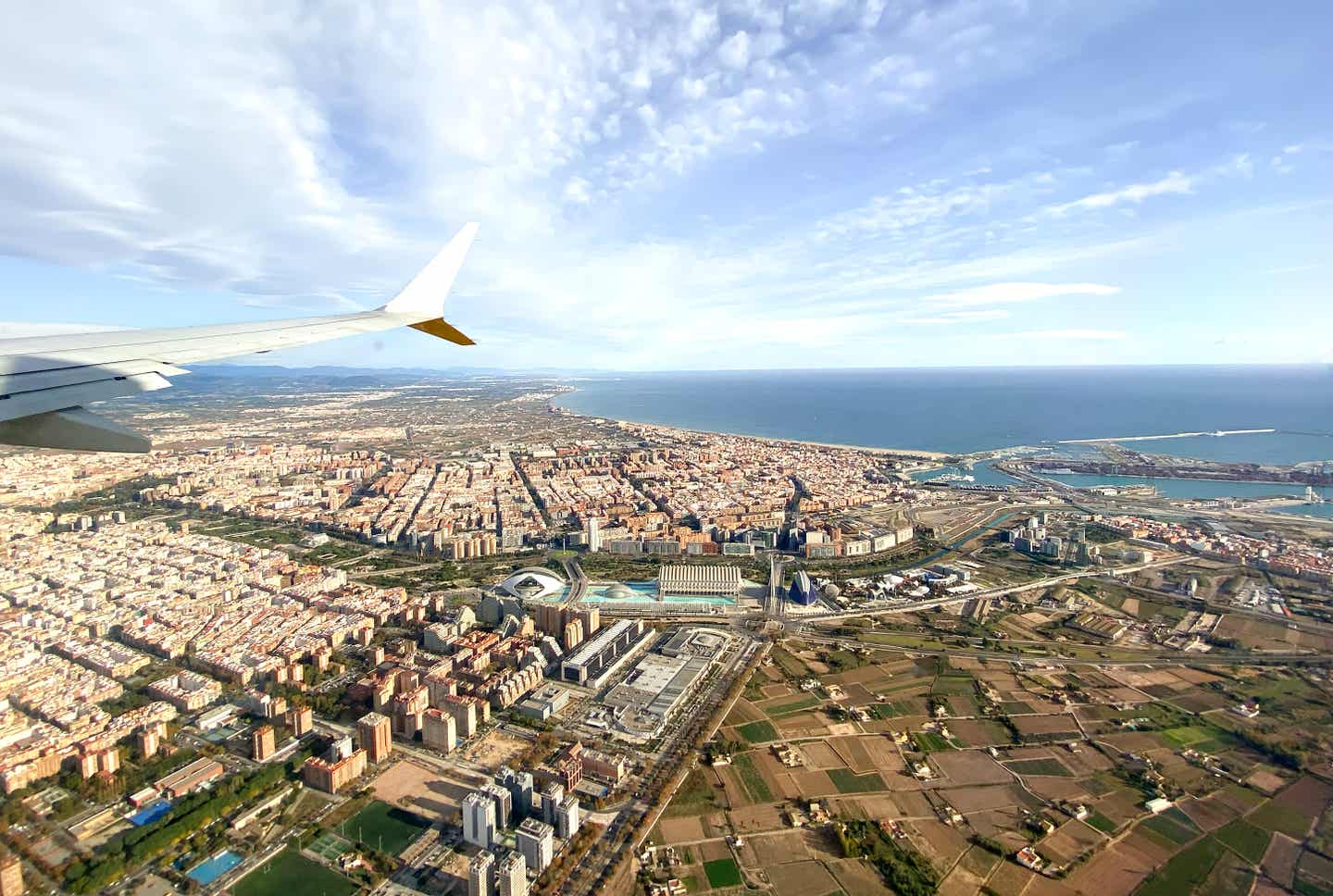 Städtereisen mit Flug. Spanien: Blick aus einem Flugzeugfenster auf Valencia