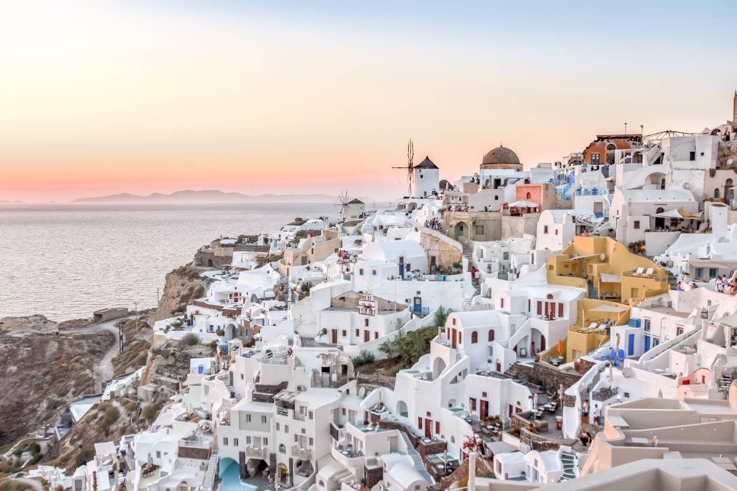 Santorini Urlaub: Sonnenuntergang an der Küste von Oia auf Santorini