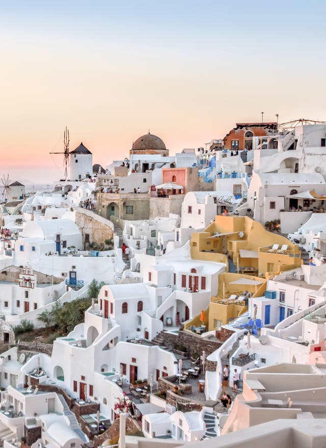 Santorini Urlaub Santorini Urlaub: Sonnenuntergang an der Küste von Oia auf Santorini