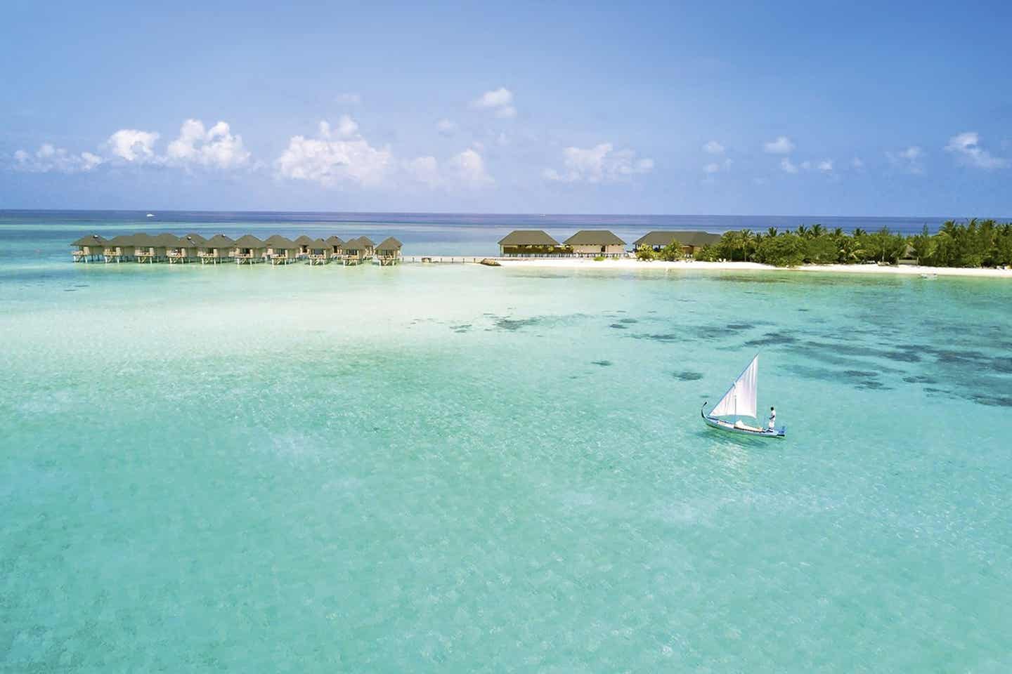 Die Tropeninsel Summer Island Maledives mit Wasserbungalows und Segelboot