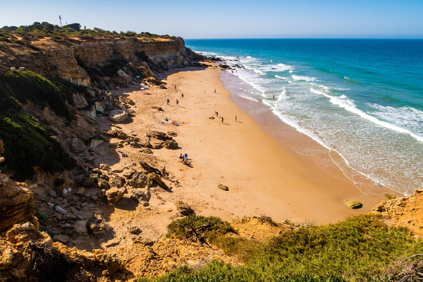 Andalusien Strände: Felsen am Meer mit Sandstrand 