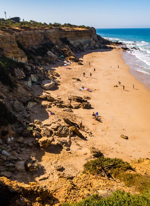 Die schönsten Strände Andalusiens Andalusien Strände: Felsen am Meer mit Sandstrand