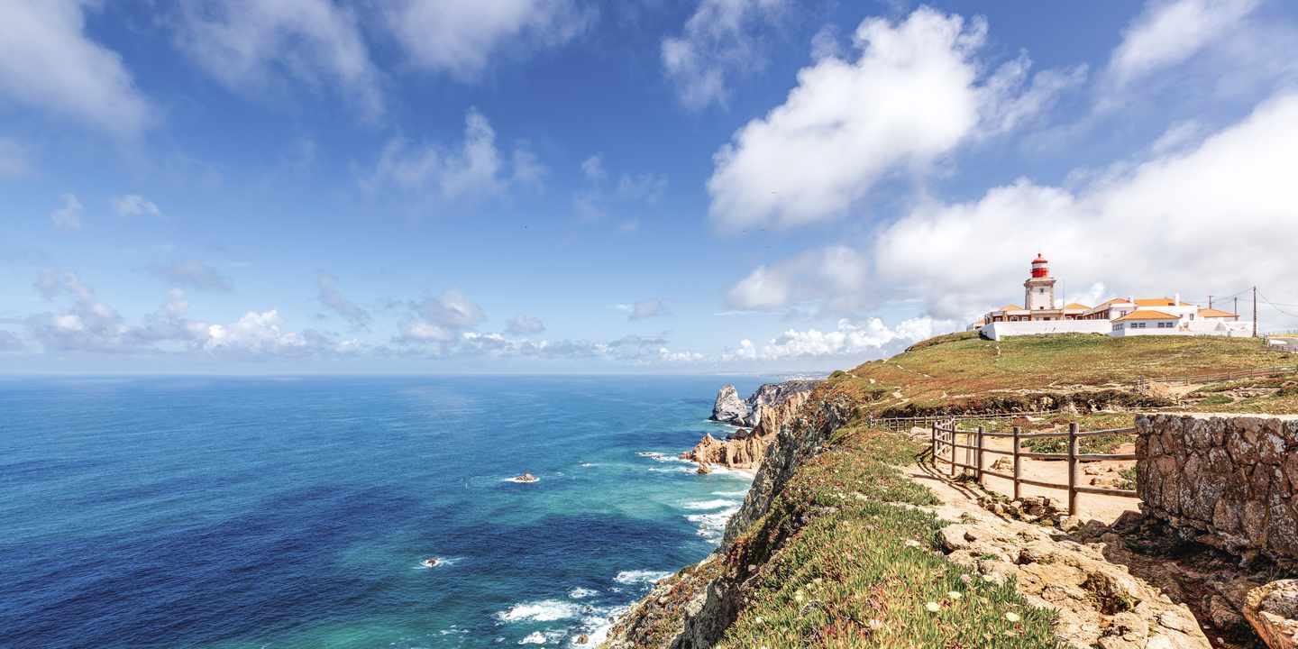 Cabo da Roca mit Leuchtturm auf Klippe im Naturpark Sintra über dem Atlantik