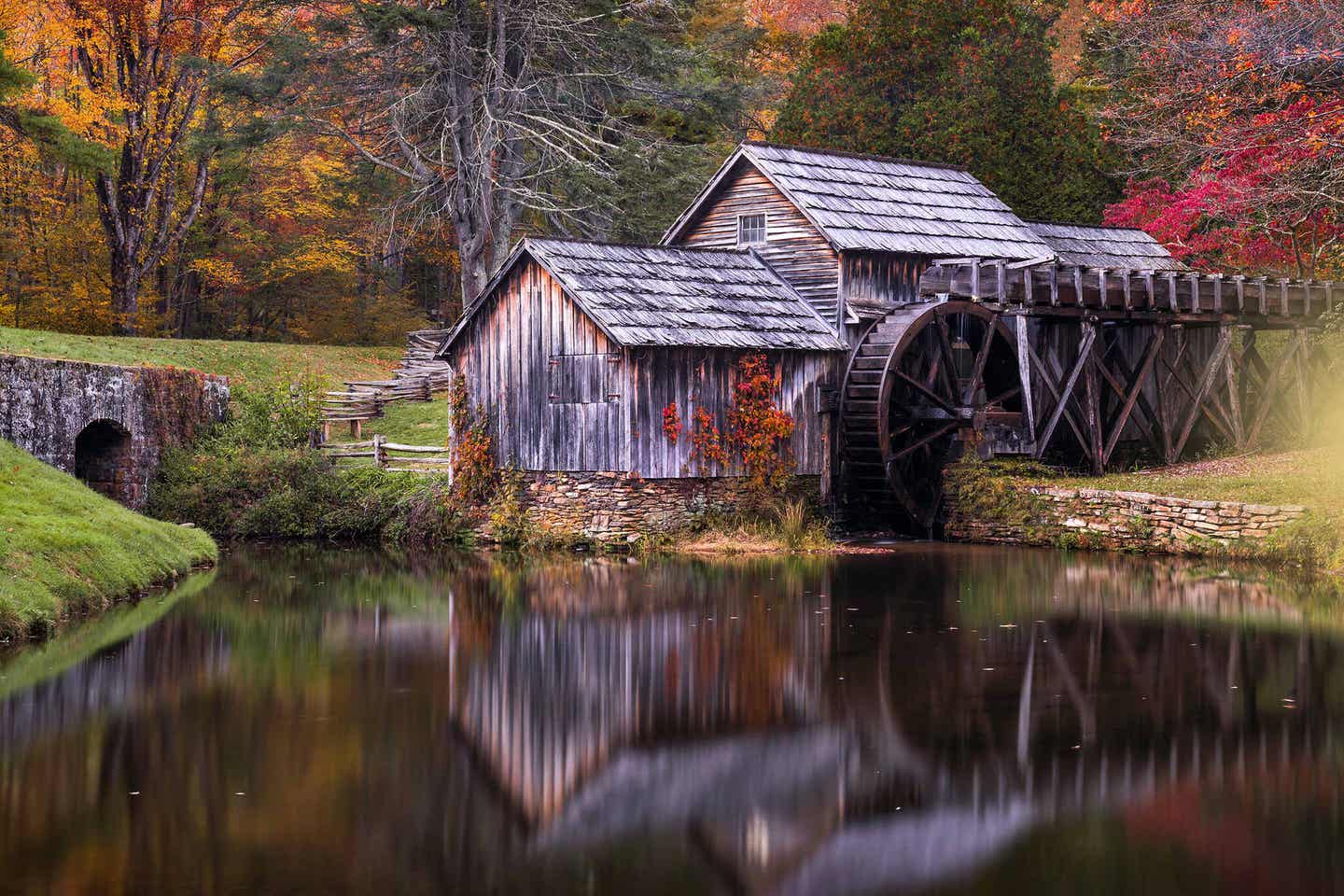 USA: alte Mühle reflektieren Mühlenteich im Herbst