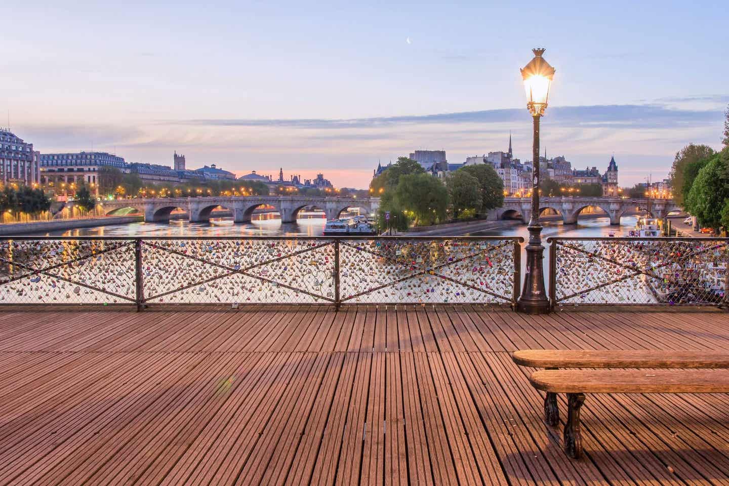 Brücke der Liebenden mit Vorhängeschlösser in Paris