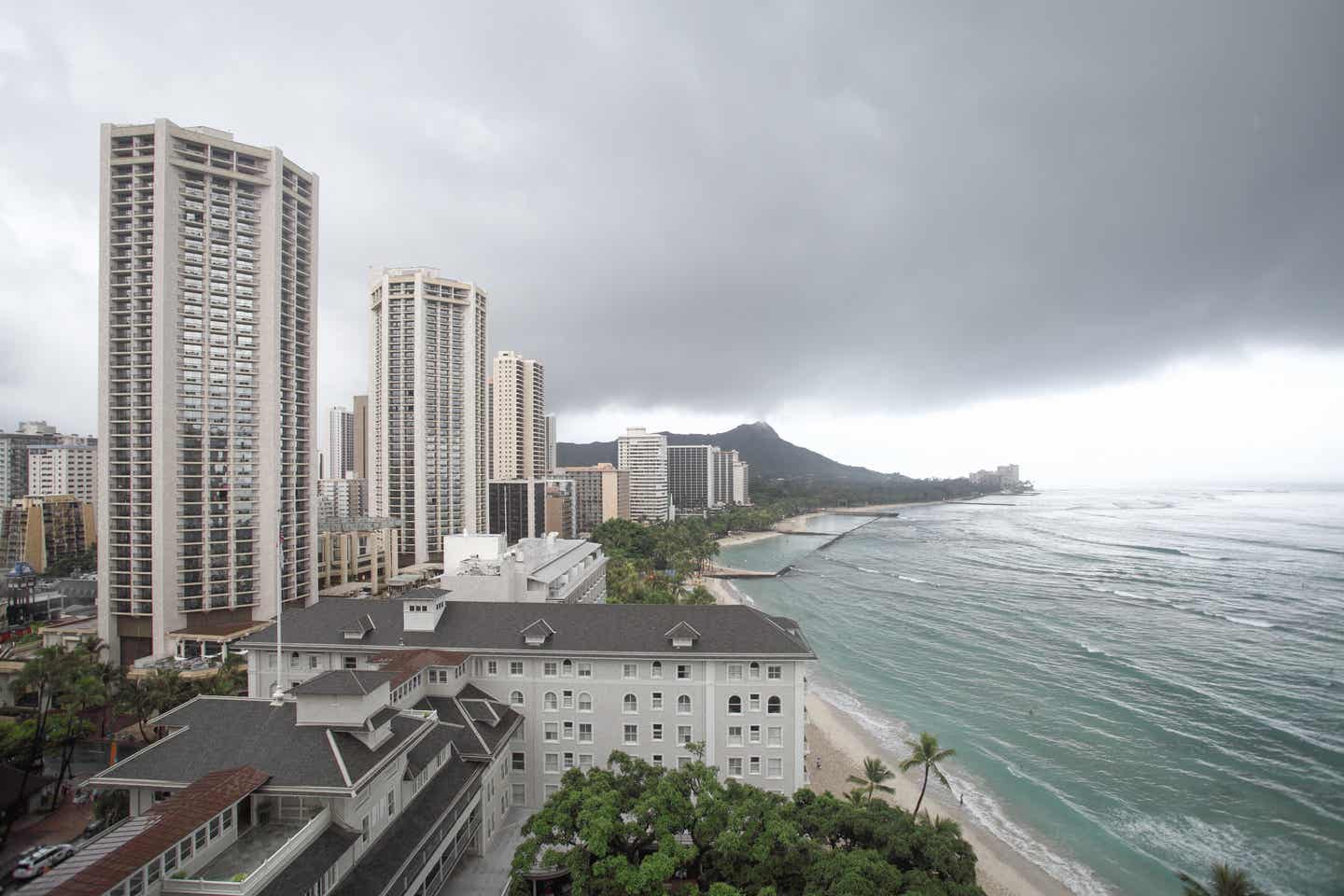 Beste Reisezeit Hawaii: Sturm am Waikiki Beach