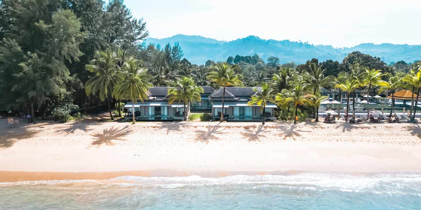 Blick vom Meer aus auf den Strand und die Villen vom ananea Beyond Khaolak
