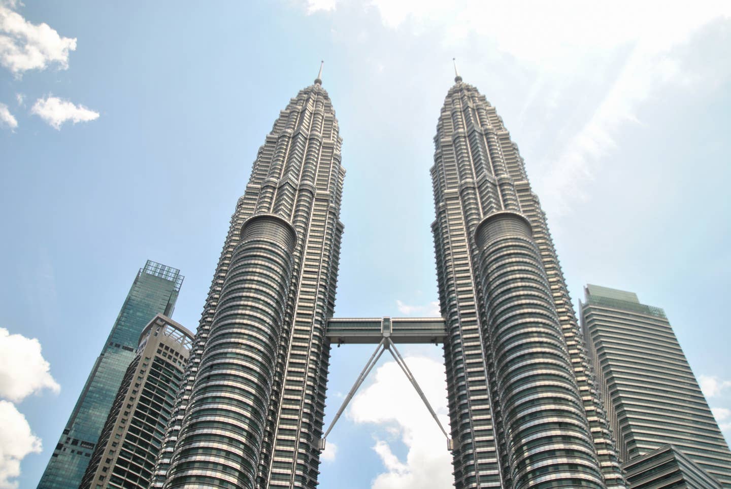 Rundreisen Kuala Lumpur: die Petronas Twin Towers in Kuala Lumpur von unten fotografiert Rundreisen Kuala Lumpur: die Petronas Twin Towers in Kuala Lumpur von unten fotografiert