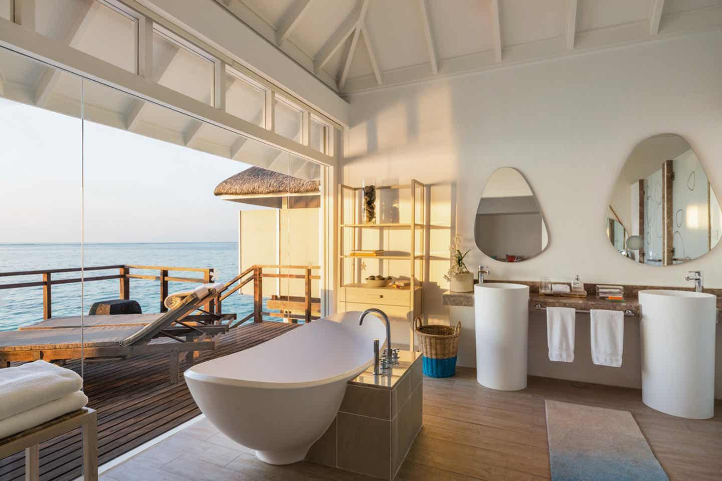 Badezimmer im LUX* South Ari Atoll