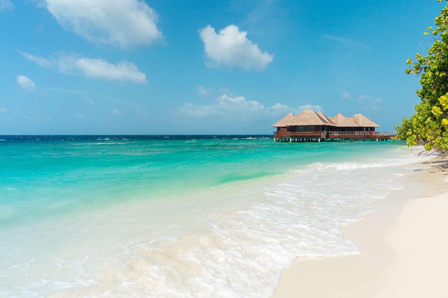 Wasserbungalow an einem Strand im Nord Malé Atoll