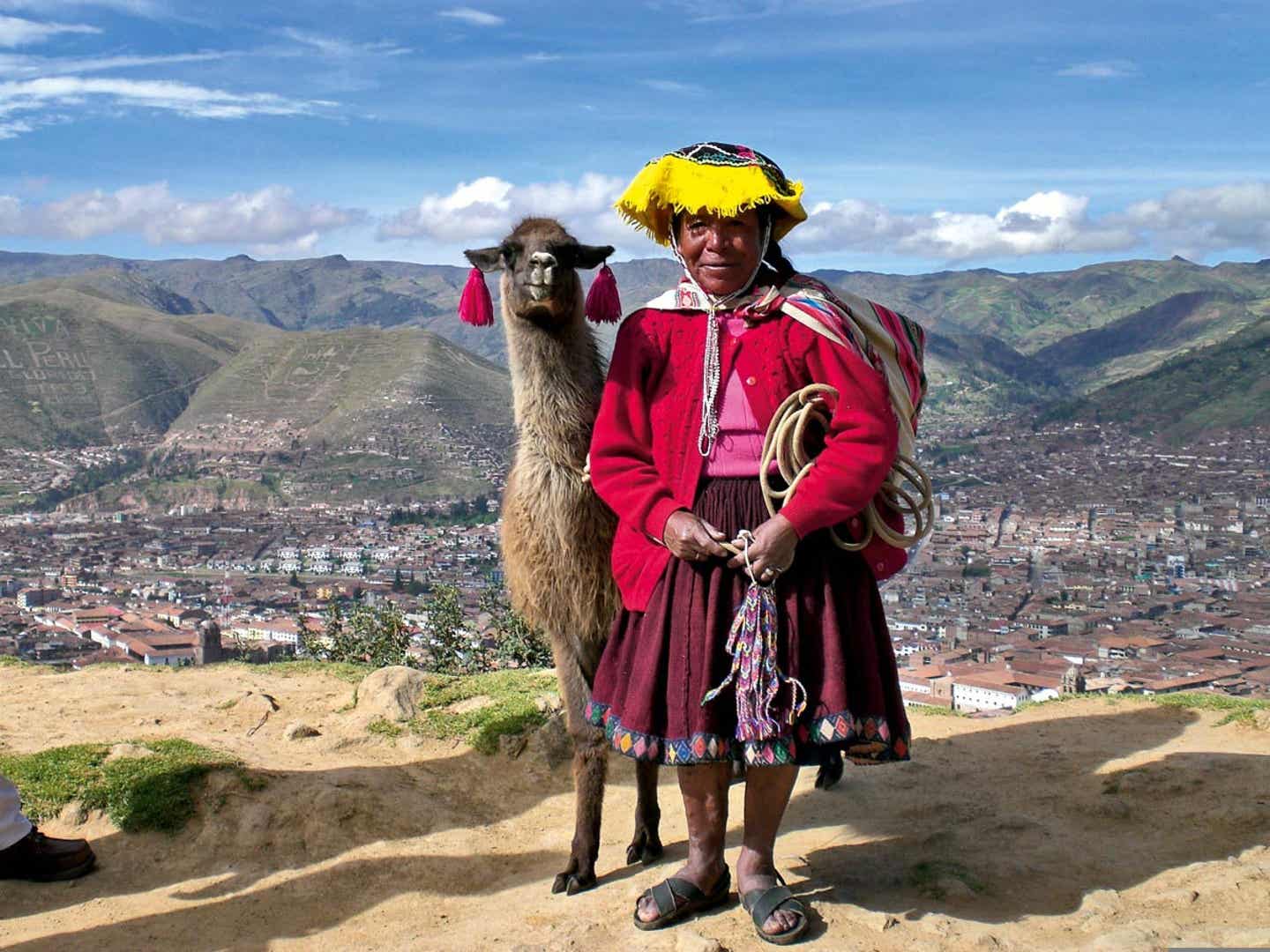 Mitarbeiter-Tipp Peru Rundreise. Frau mit Lama.