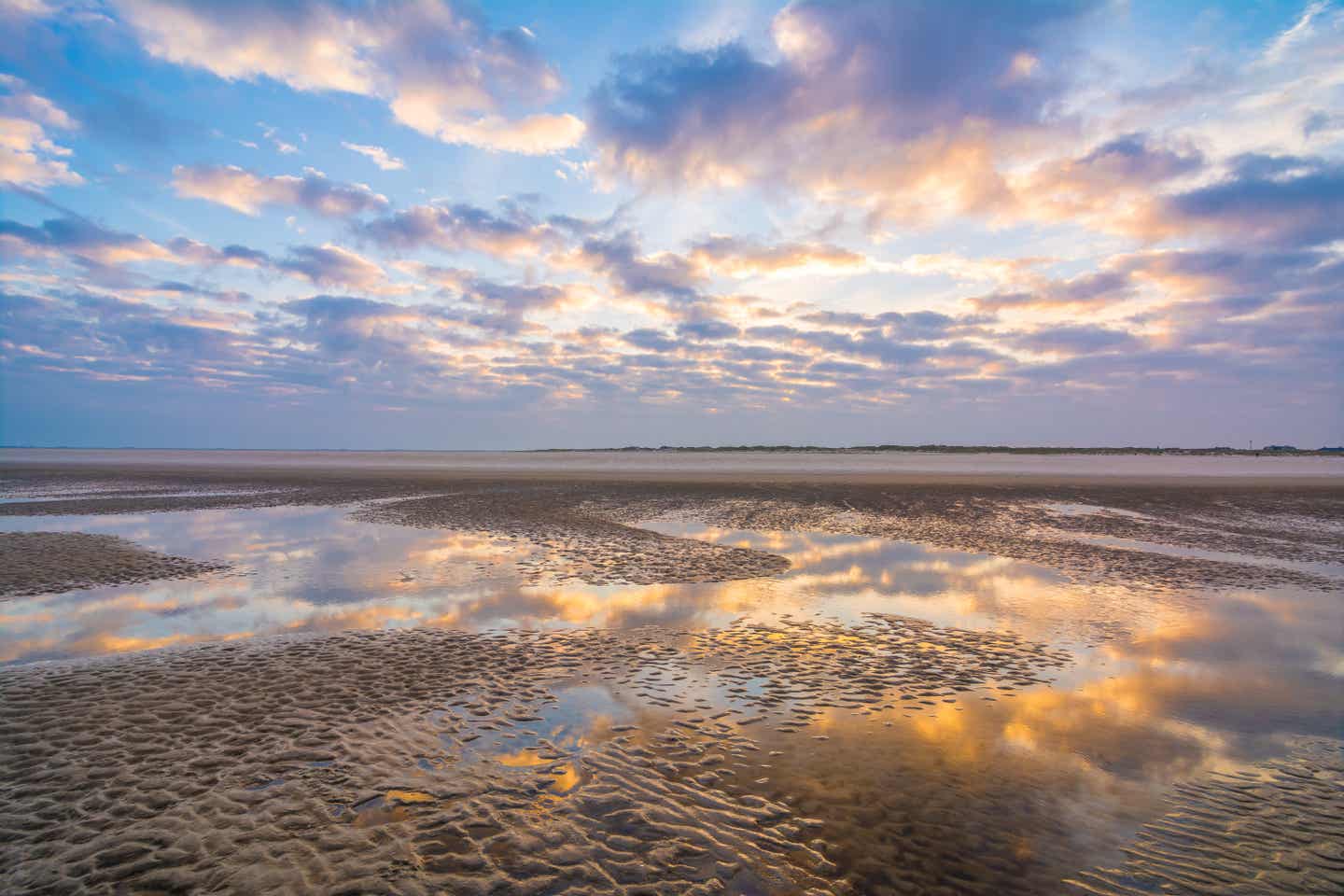 Sonnenaufgang über dem Wattenmeer an der Nordsee