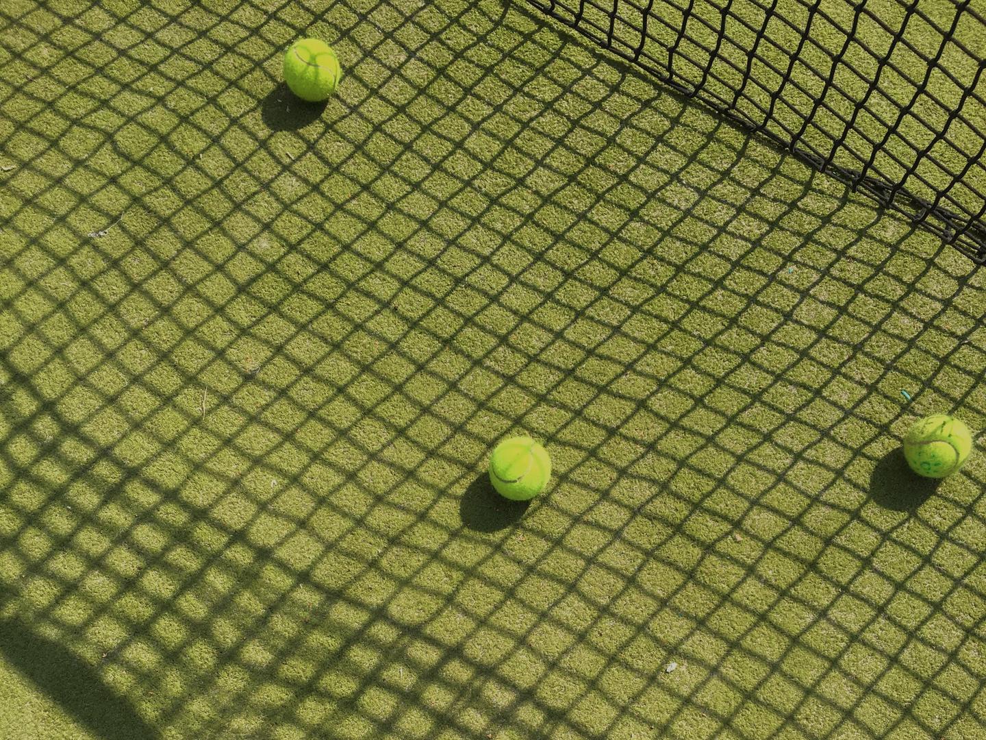 Tennisbälle auf Rasen