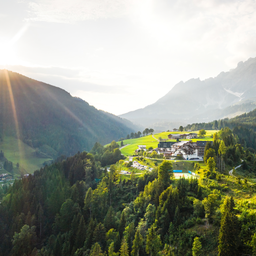 oesterreich-salzburger-land-muehlbach-am-hochkoenig-aldiana-club-hochkoenig-aussenansicht-berge-0045-f-aldiana.png