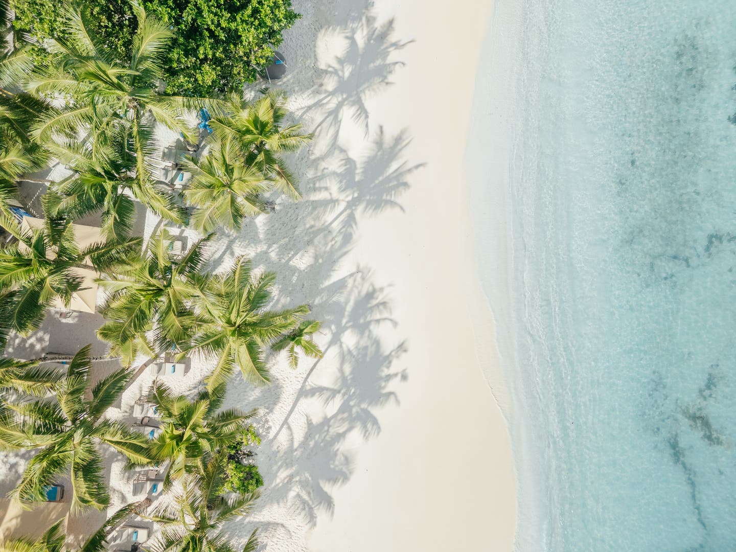 Drohnen-Bild des weißen Strands vor dem Hotel