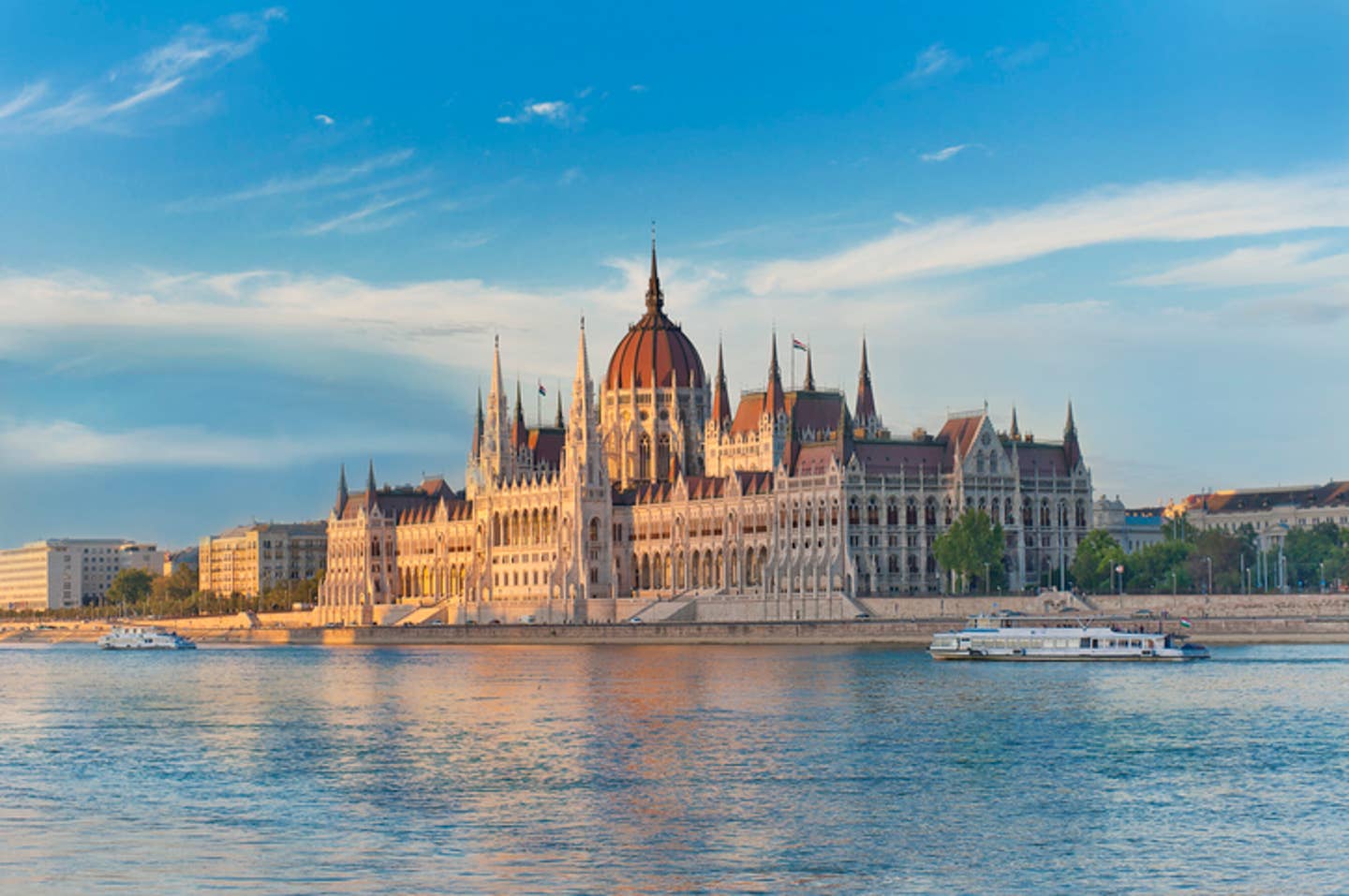 Rundreisen Ungarn: das ungarische Parlament in Budapest mit der Donau im Vordergrund Rundreisen Ungarn: das ungarische Parlament in Budapest mit der Donau im Vordergrund