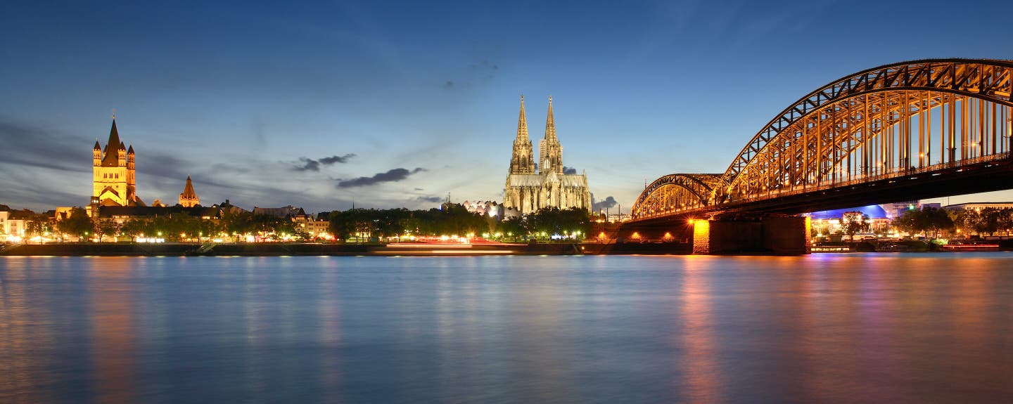 Blick auf den Kölner Dom und den Rhein