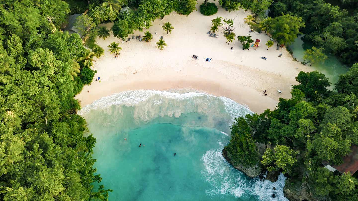 Jamaika beste Reisezeit. Strand in Port Antonio