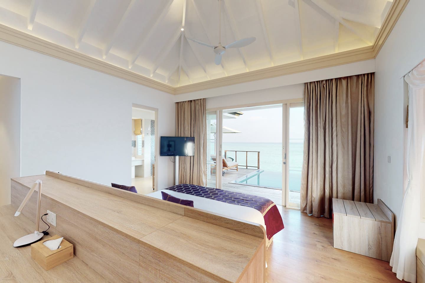 Schlafzimmer der Ocean Villa mit Pool und Rutsche