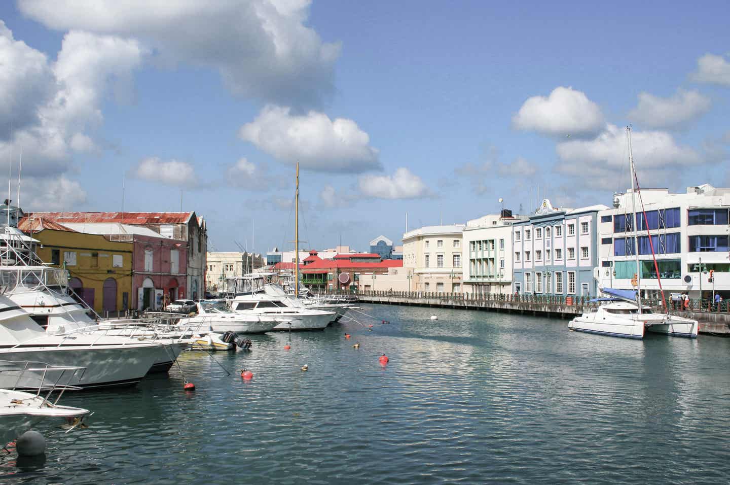 Barbados beste Reisezeit: Schiffe am Hafen von Bridgetown