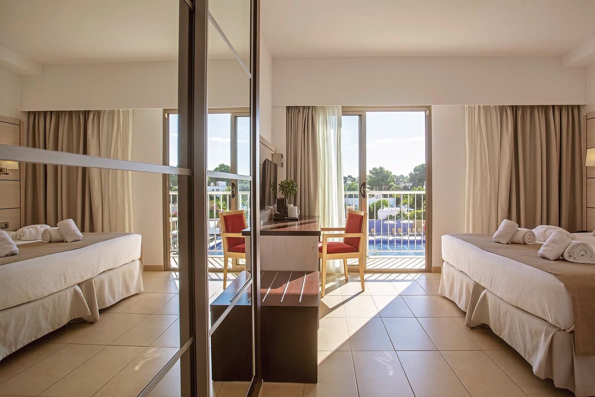 Wohnbeispiel Doppelzimmer Deluxe Poolblick