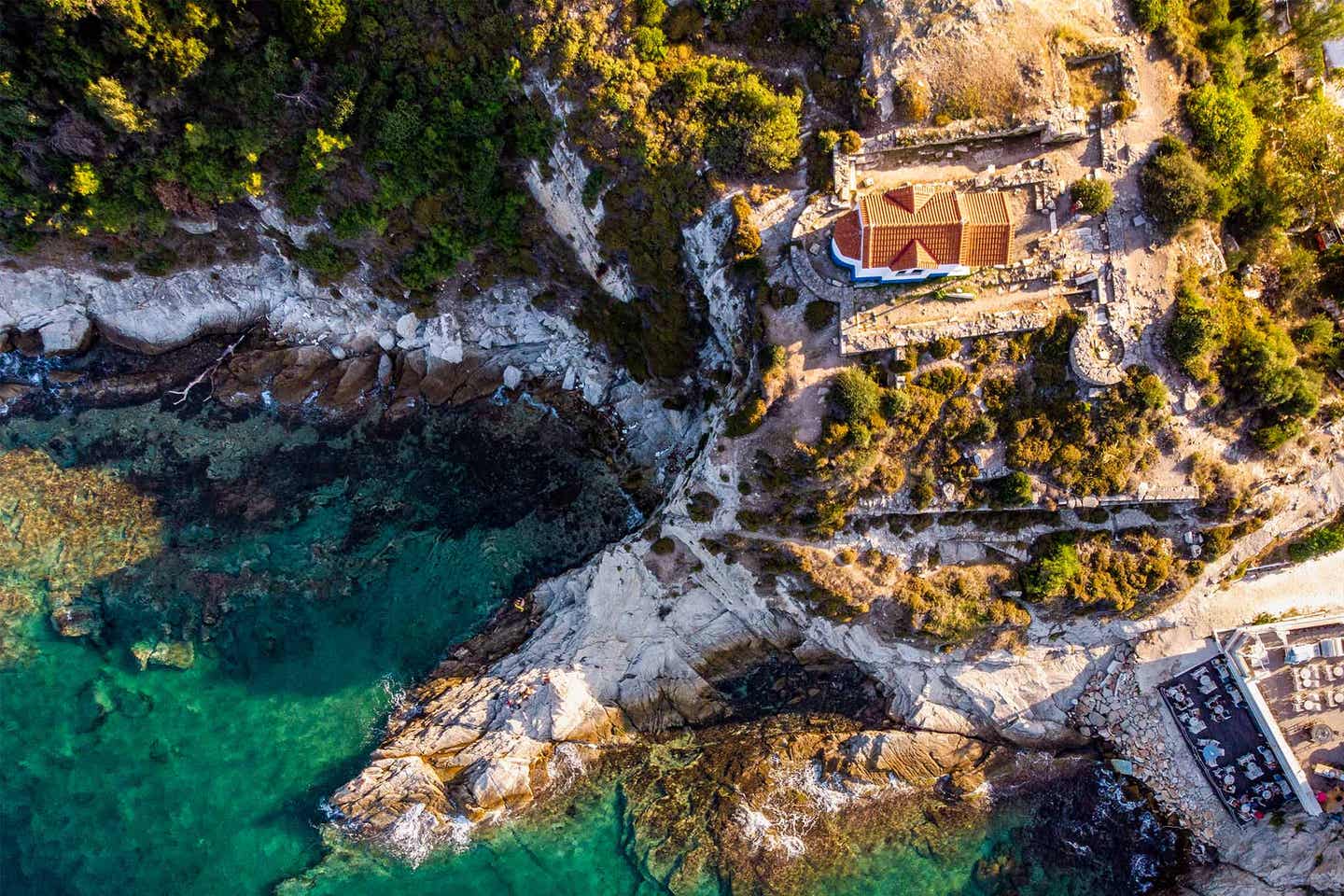 Sehenswürdigkeiten auf den griechischen Inseln: Amphitheater auf Thassos mit Blick auf Limeas und das Meer