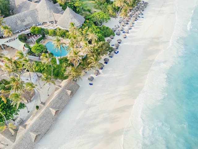 Außenansicht der Hotelanlage mit Strand