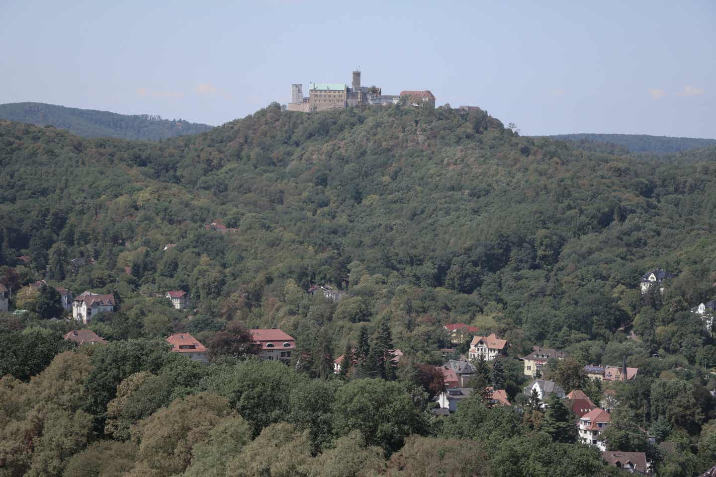 Thüringer Wald Urlaub mit DERTOUR. Blick von der Göpelskuppe über Eisenach mit der Wartburg in der Ferne