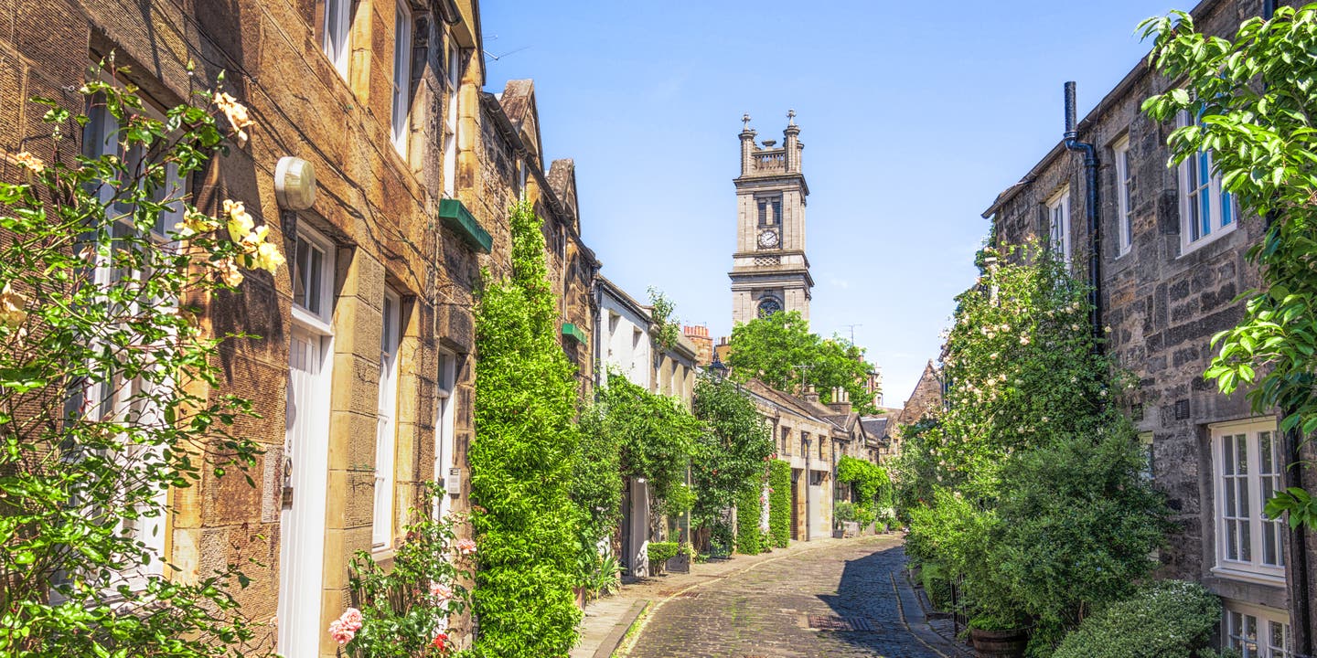 Straße in Edinburgh mit alten Steingebäuden und grün bewachsen