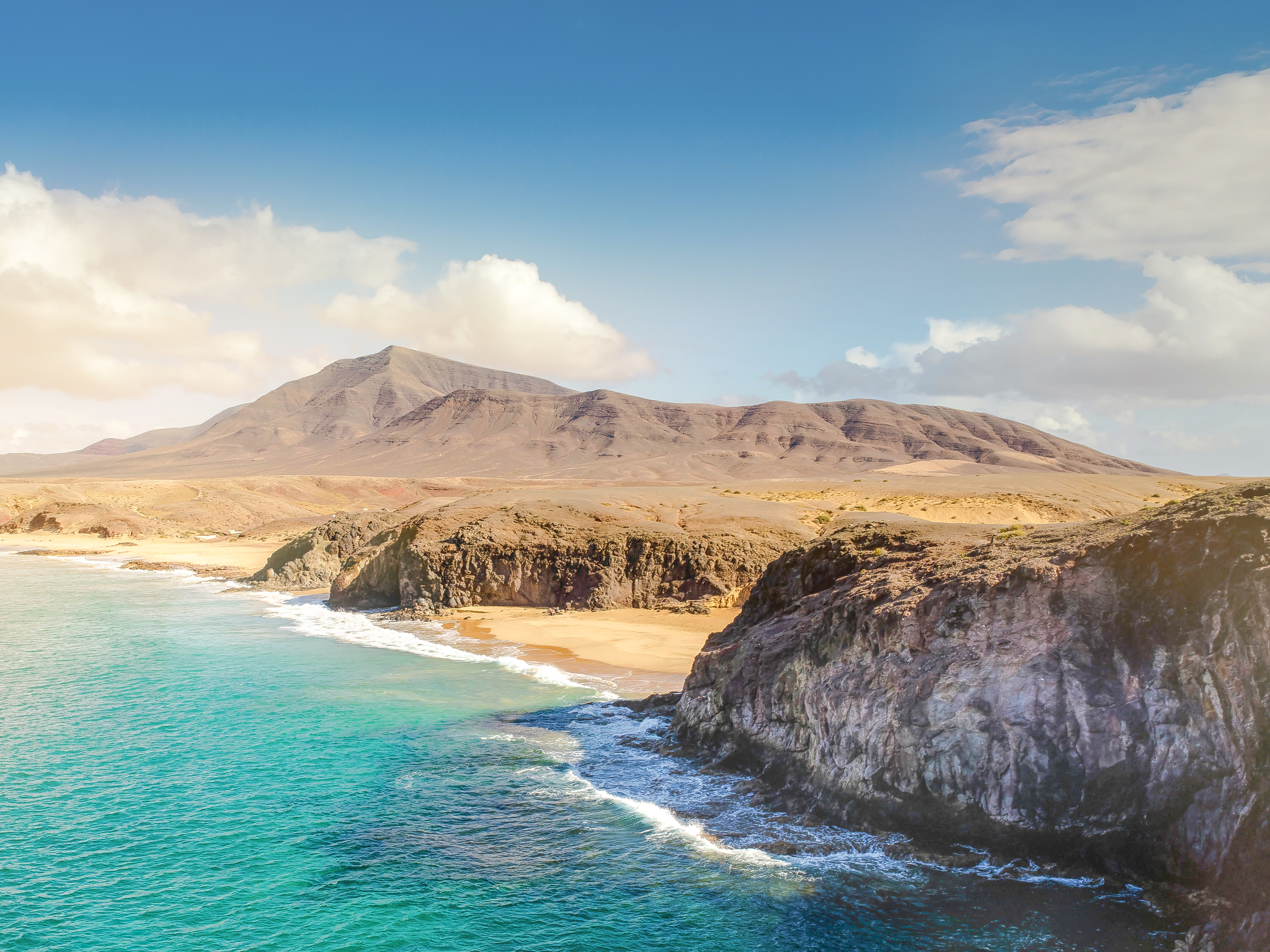 spanien-kanaren-fuerteventura-wilder-strand-felsen-kueste-g-1170285611.jpg