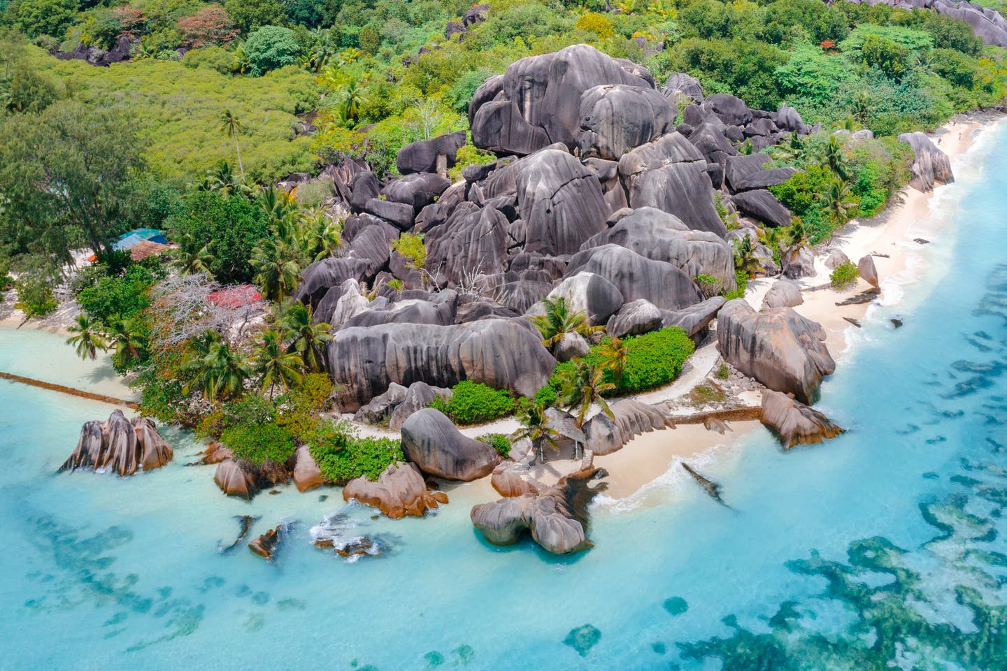 Der Anse Source d'Argent Strand auf den Seychellen mit zahlreichen Granitfelsen, tropischer Natur und glasklarem Wasser 