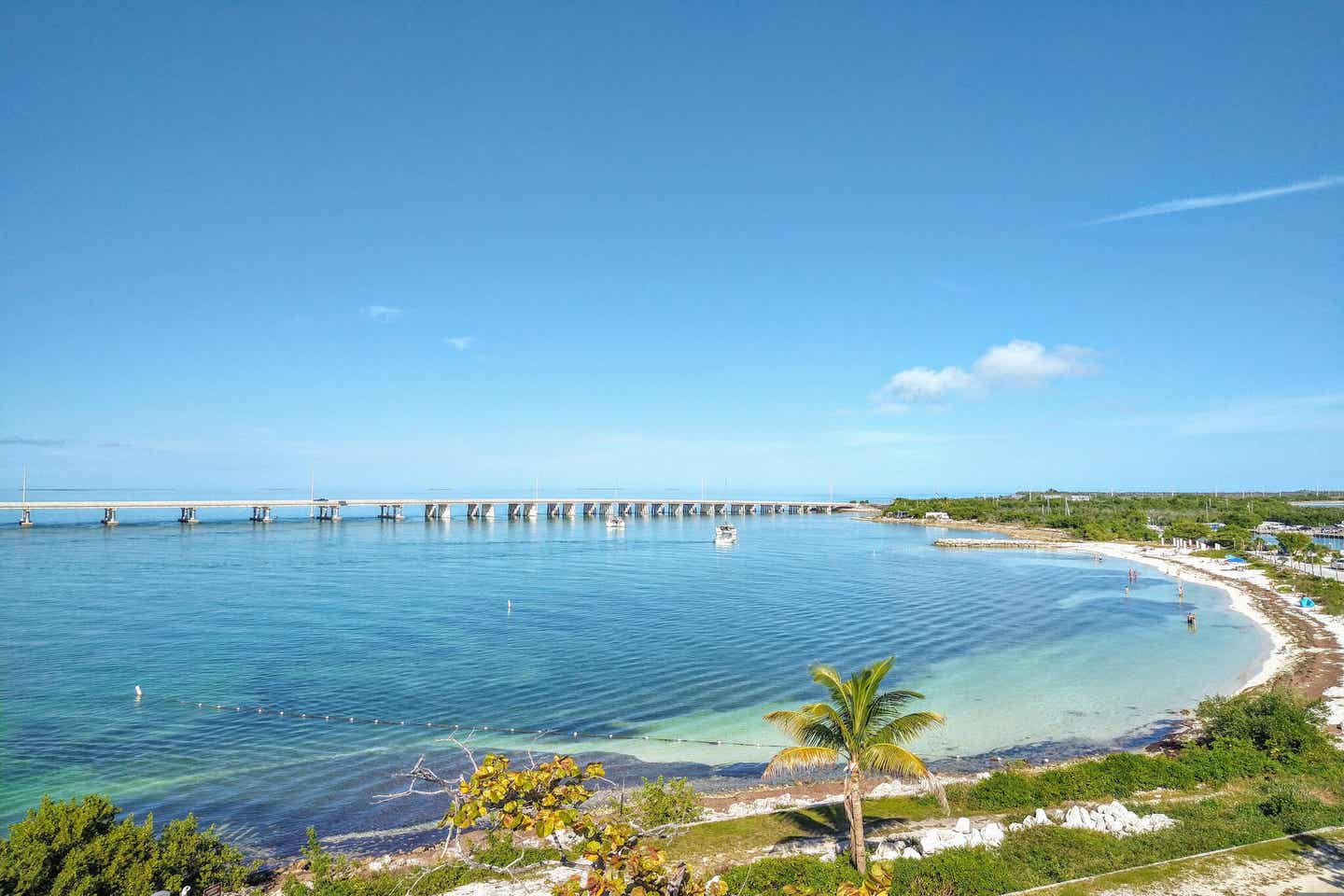 Bahia Honda Beach in Florida an einem schönen Tag mit Brücke im Meer