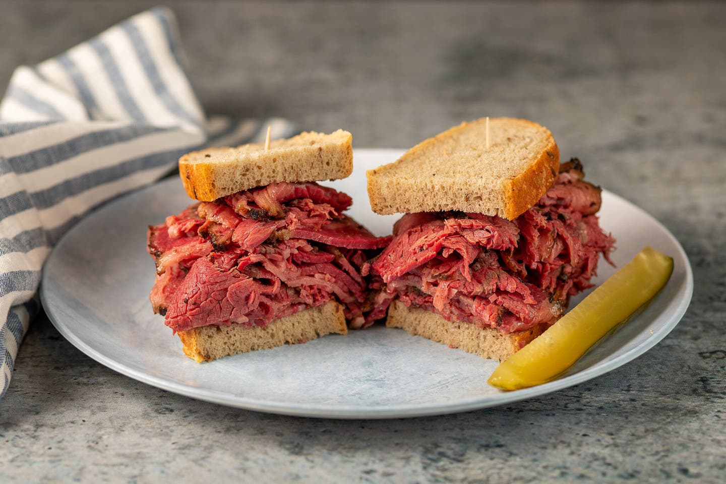 Pastrami Sandwich auf einem Teller