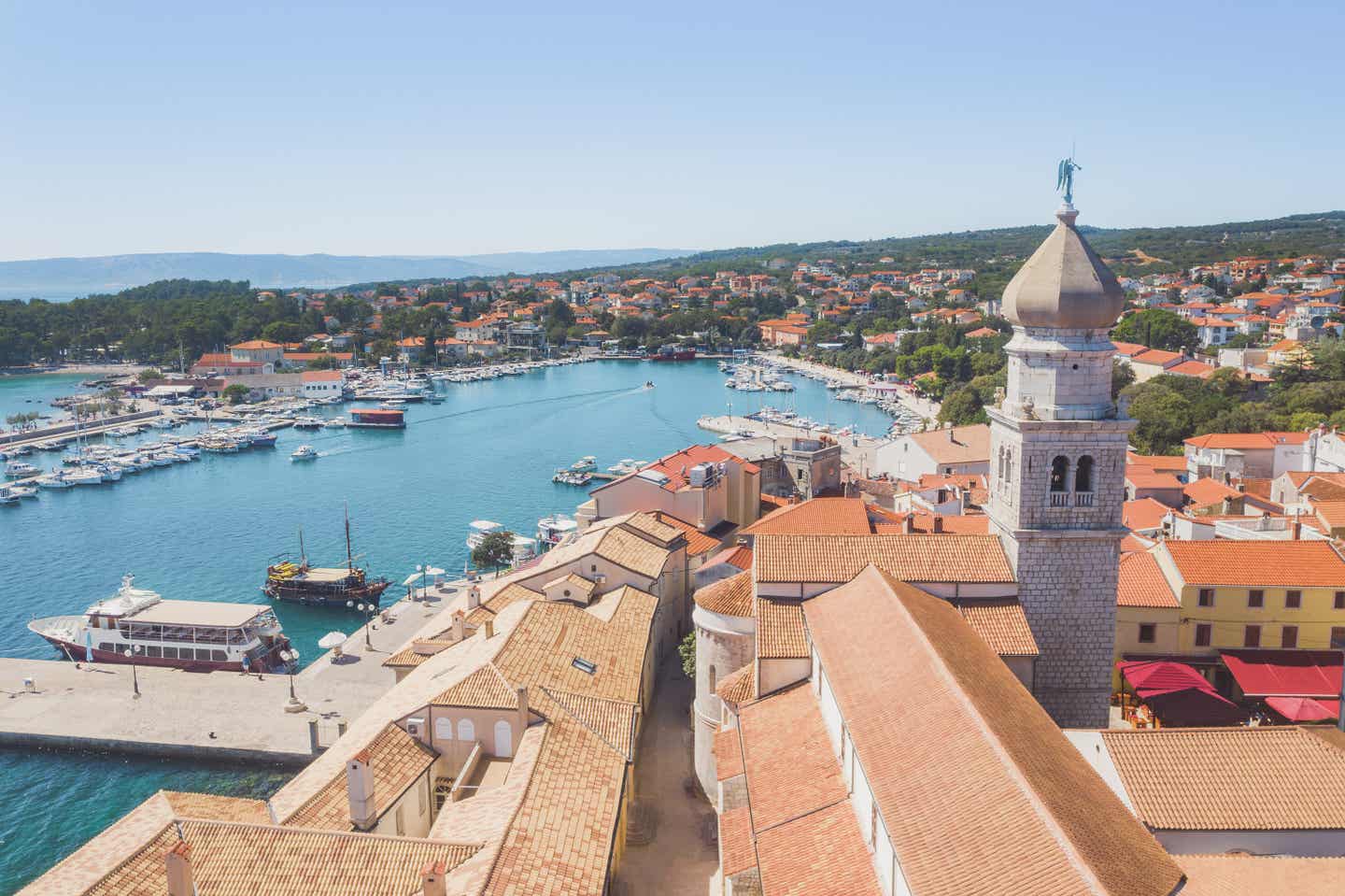Kvarner Bucht Urlaub - Blick auf die Dächer der Altstadt von Krk, Kroatien