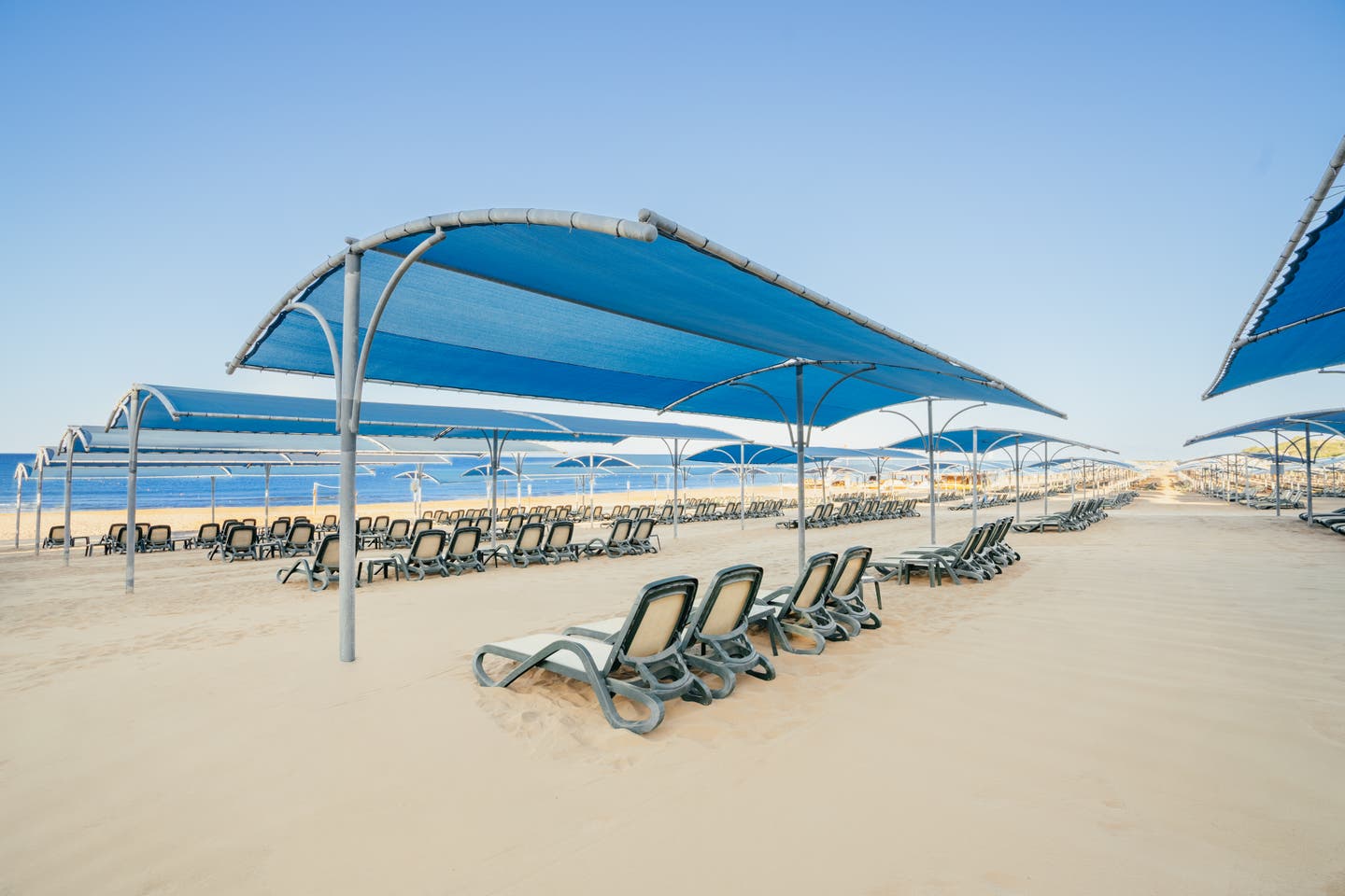 Sonnenliegen am Strand des Hotels