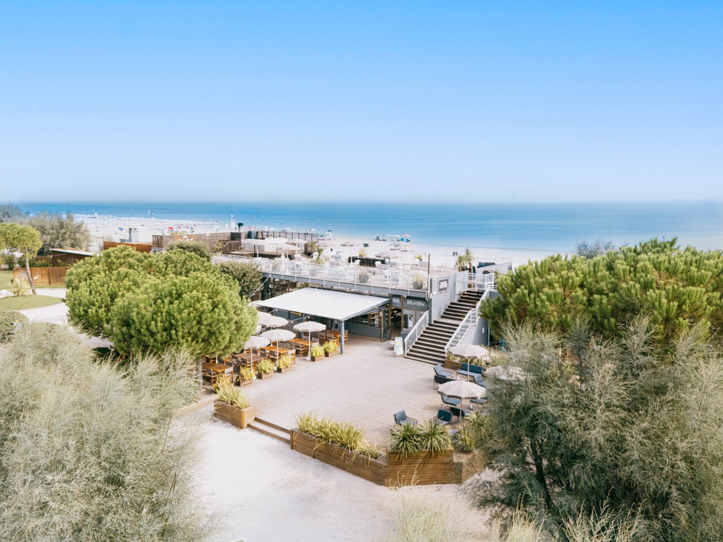 Übersicht über das Hotelrestaurant mit dem Meer im Hintergrund
