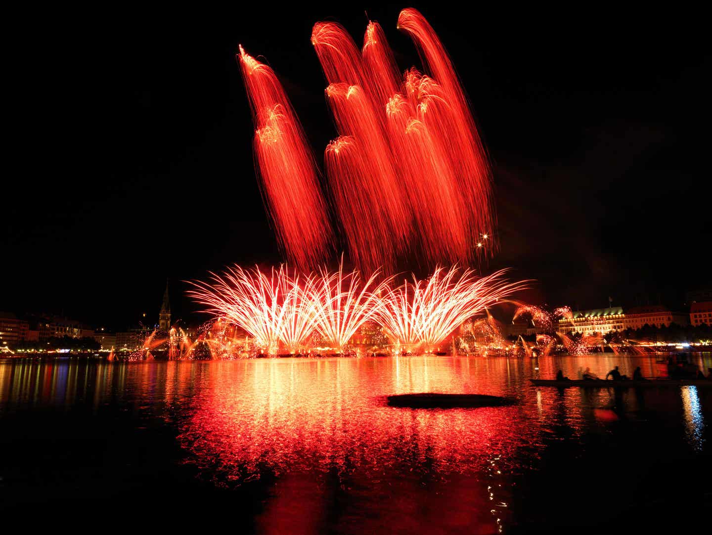 Silvester-Feuerwerk am Wasser in Hamburg