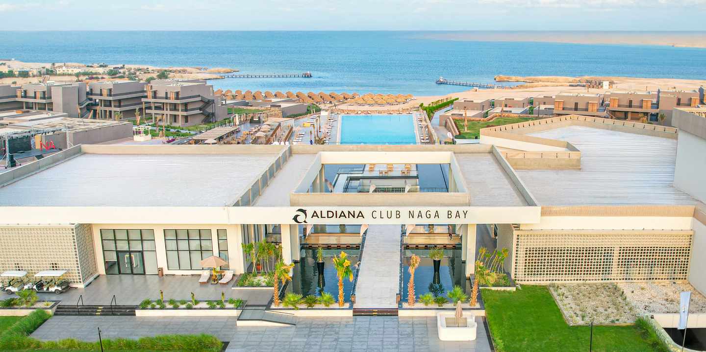 Ein Blick auf den Aldiana Club Naga Bay in Hurghada; im Hintergrund das Rote Meer