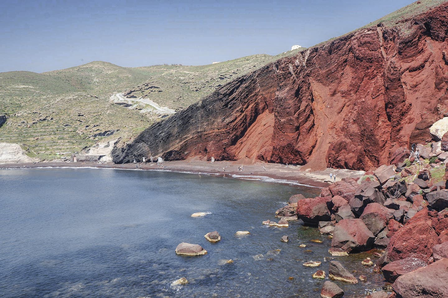 Der rote Strand Kokkino Ammos umrahmt von Felsen auf Santorini