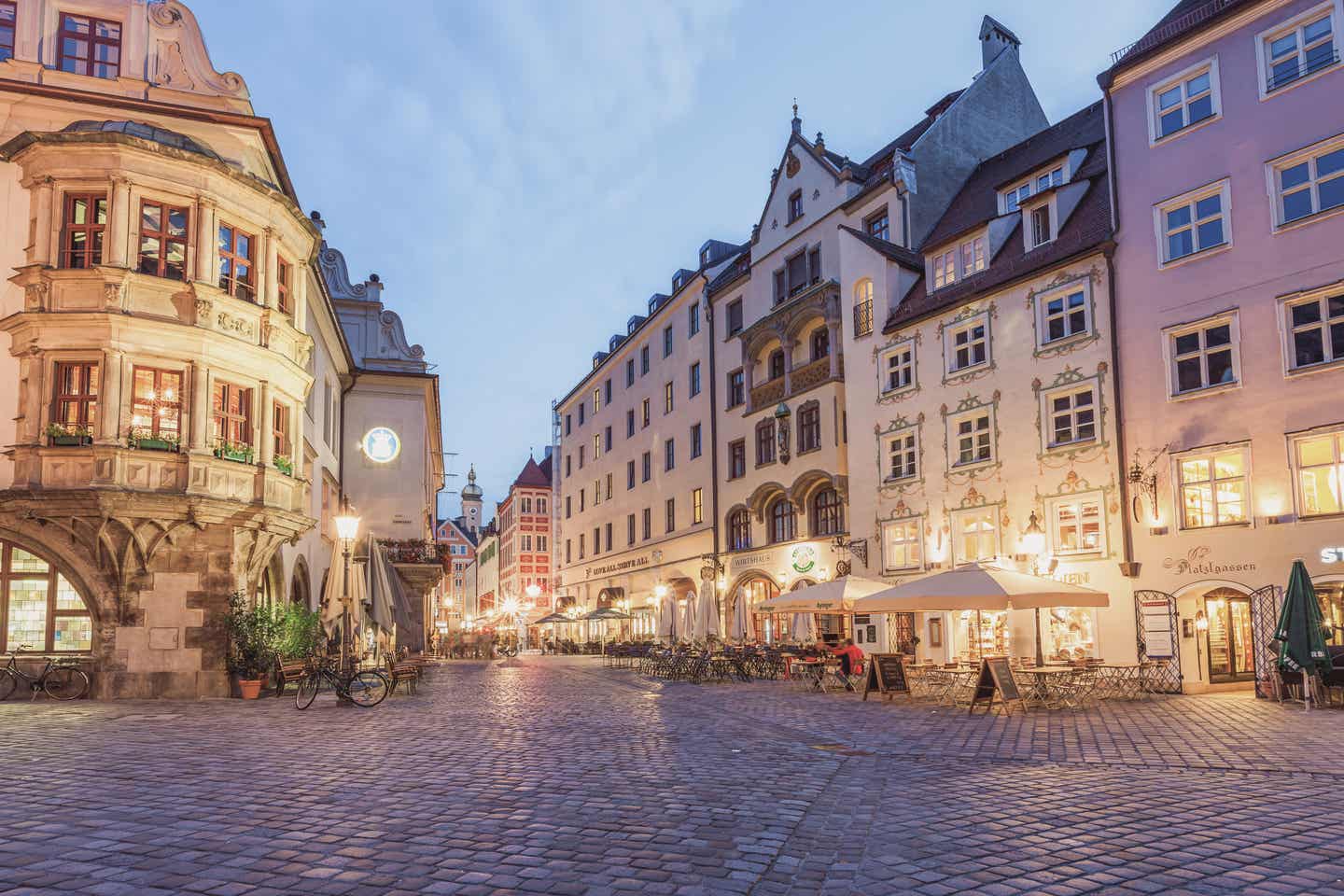 Highlight einer Städtereise nach München: Ein Blick in die beleuchtete Innenstadt bei Nacht